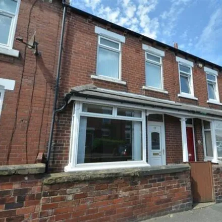 Rent this 2 bed townhouse on Brigg's Avenue Backs in Castleford, WF10 5AR