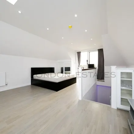 Rent this studio apartment on 245 Goldhawk Road in London, W12 9PE