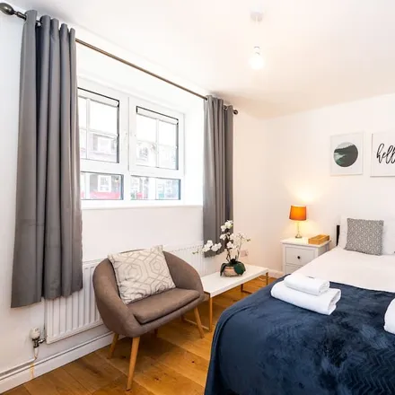 Rent this 3 bed apartment on London in SE1 7RF, United Kingdom