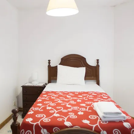 Rent this 2 bed room on Rua do Farol in 4150-694 Porto, Portugal