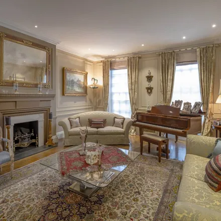 Rent this 6 bed apartment on 6b Greenaway Gardens in London, NW3 7DJ