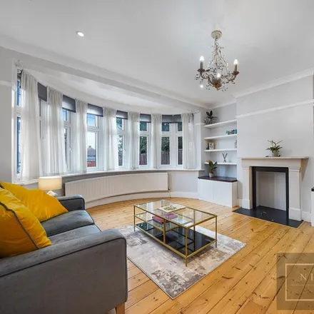 Rent this 6 bed house on Hillcourt Avenue in London, N12 8EY