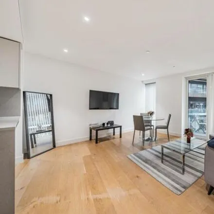 Image 2 - Admiralty House, 150 Vaughan Way, London, E1W 2AH, United Kingdom - Apartment for sale