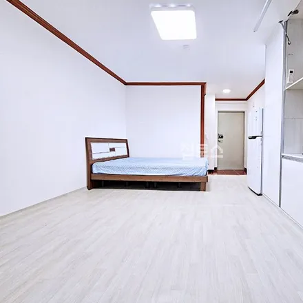 Rent this studio apartment on 부산광역시 수영구 광안동 741-18