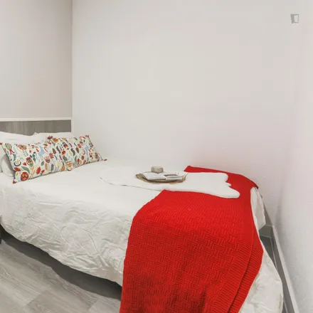 Rent this 9 bed room on Âllo Pizza in Calle de Galileo, 28003 Madrid