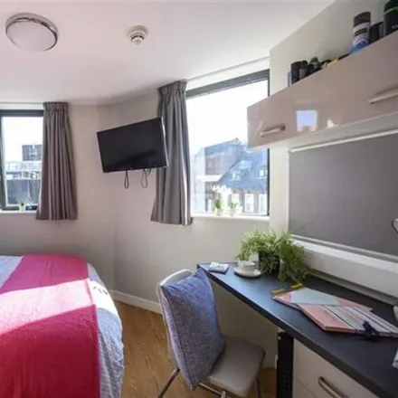 Rent this 3 bed room on Queen Street in Sheffield, S1 1WR