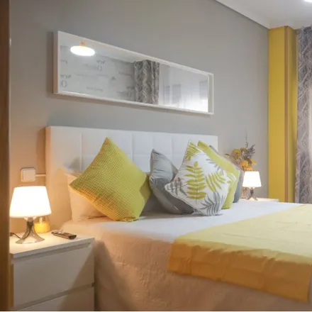 Rent this 5 bed room on Bulevar de Indalecio Prieto in 46 F, 28032 Madrid