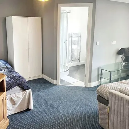 Rent this 1 bed apartment on Dog Kennel Bank in Huddersfield, HD5 8JD