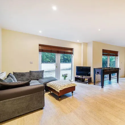 Rent this 2 bed apartment on Royal Court in Howard Road, London
