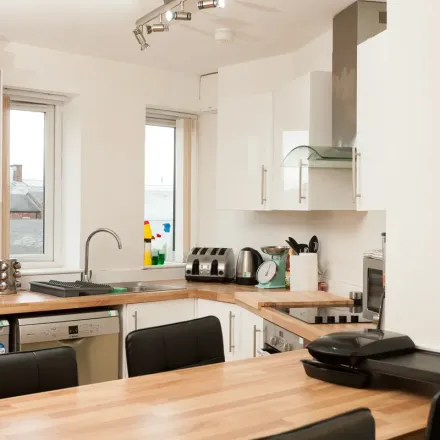 Rent this 3 bed apartment on Hamlet Way in London, SE1 3RU