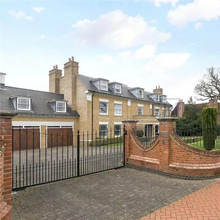 Rent this 6 bed house on 24 Broad Walk in Winchmore Hill, London