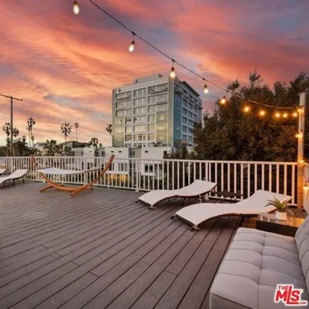 Image 2 - 3115 Strongs Drive, Los Angeles, CA 90292, USA - House for sale