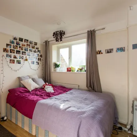 Rent this 6 bed room on 23 Clematis Street in London, W12 0QQ