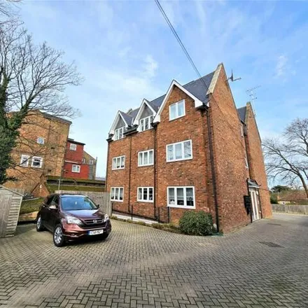 Rent this 2 bed apartment on Sylvester Road in London, N2 8HN