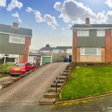 Buy this 3 bed duplex on 5 Suffolk Close in Newcastle-under-Lyme, ST5 3DB