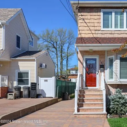 Buy this 4 bed duplex on 101 Ridgecrest Avenue in New York, NY 10312