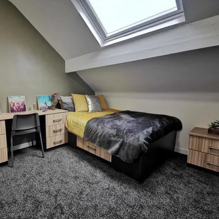 Rent this 6 bed townhouse on Back Meadow View in Leeds, LS6 1JQ