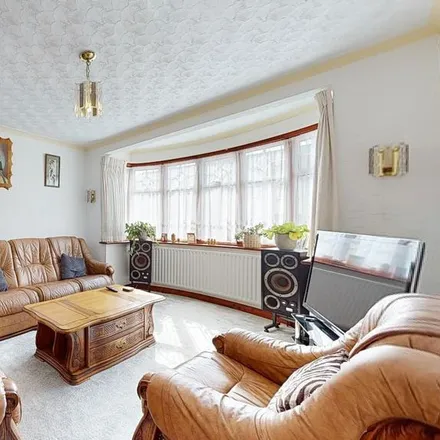 Rent this 6 bed townhouse on Alderwick Drive in London, TW3 1SF