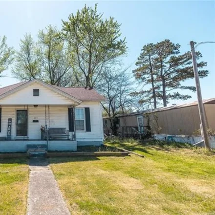 Buy this 2 bed house on 363 West 8th Street in Salem, MO 65560