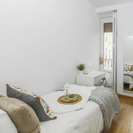 Rent this 5 bed room on Madrid in Rasputín, Calle Yeseros