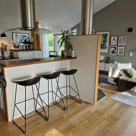 Rent this 4 bed apartment on Timmerås in Östra Stamsjövägen, 443 38 Lerum