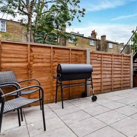 Image 19 - Chesterfield Gardens, London, N4 1LG, United Kingdom - Apartment for rent