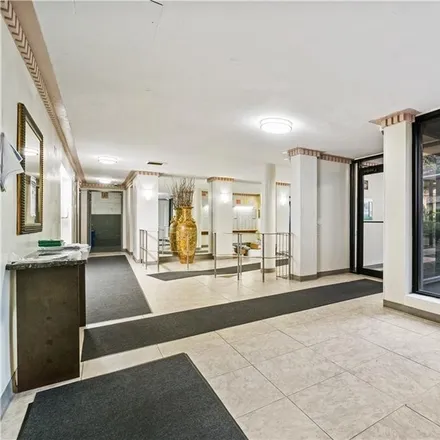Image 2 - 645 Ocean Parkway, New York, NY 11230, USA - Condo for sale