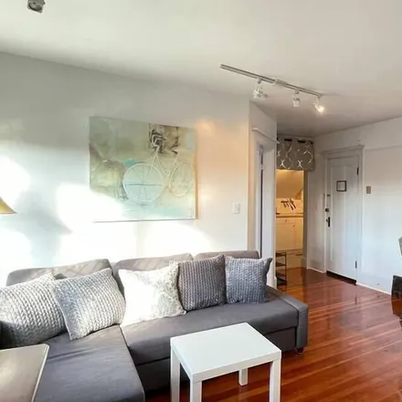 Image 7 - Fairfield, Victoria, BC V8V 4C3, Canada - Apartment for rent