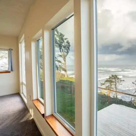 Image 4 - 552 Nw 56th St, Newport, Oregon, 97365 - House for sale