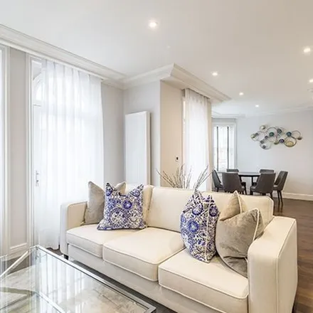 Rent this 3 bed apartment on Ravenscourt Road in London, W6 0UJ