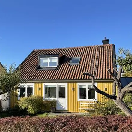 Rent this 5 bed townhouse on Dalvägen 3 in 187 45 Täby, Sweden