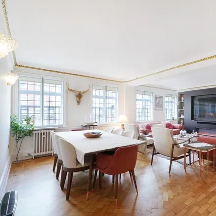 Rent this 4 bed apartment on Chiltern Court in Marylebone Road, London