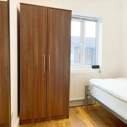 Image 5 - Saint Andrews Road, London, W3 7NF, United Kingdom - House for rent