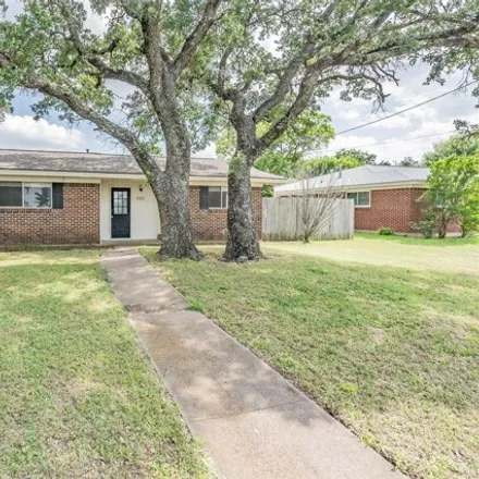 Buy this 4 bed house on 466 Love Street in Weatherford, TX 76086