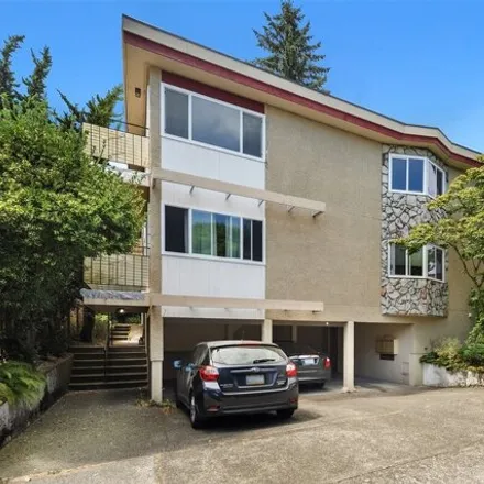 Buy this studio house on 4267 Woodland Park Avenue North in Seattle, WA 98103