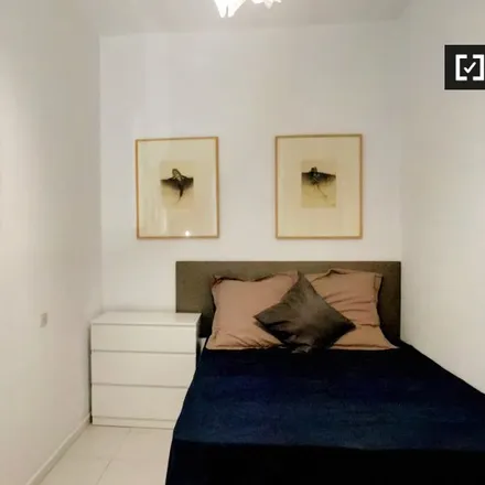 Rent this 8 bed room on Madrid in Instituto Nacional de Estadística, Paseo de la Castellana