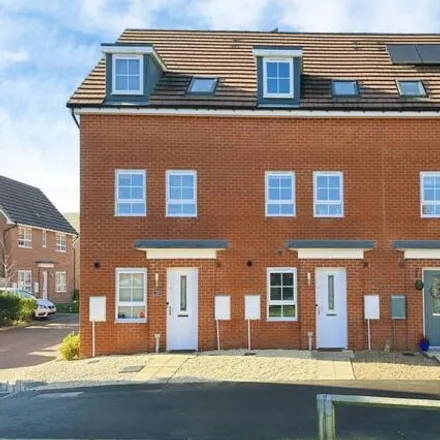 Buy this 3 bed townhouse on Orchard Drive in Barlby, YO8 5NG