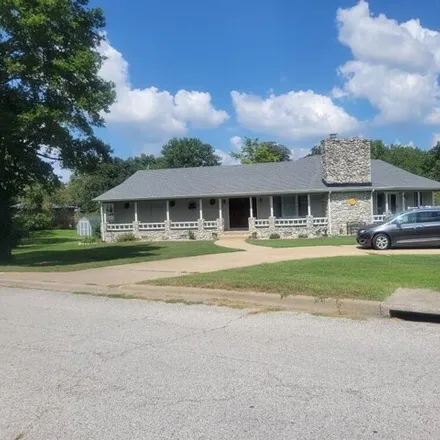 Buy this 3 bed house on 639 West Summit Street in Bolivar, MO 65613