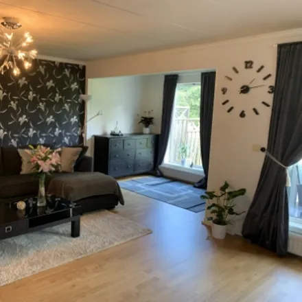 Rent this 5 bed apartment on Svartskogsvägen 18A in 136 59 Svartbäcken, Sweden