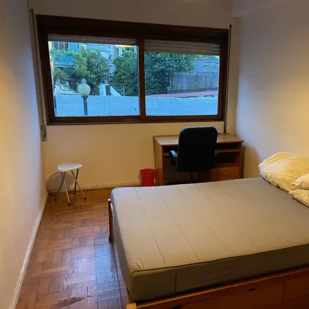 Rent this 4 bed room on Garagem Santo António in Rua da Maternidade, 4050-369 Porto