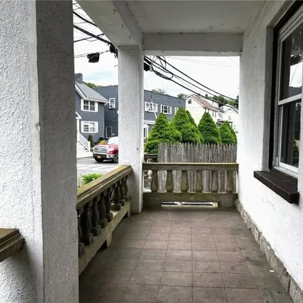 Image 2 - 192 Grand St, New York, 10520 - House for sale