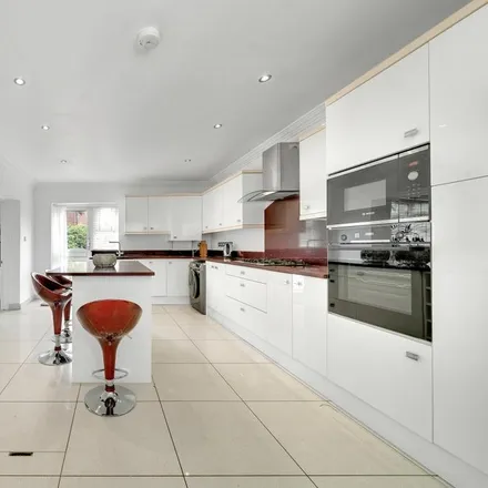 Rent this 5 bed townhouse on Woodfarrs in Denmark Hill, London