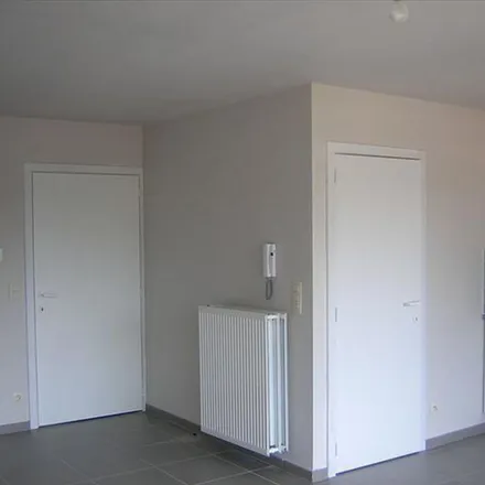 Rent this 2 bed apartment on Tuinstraat 8 in 8530 Harelbeke, Belgium