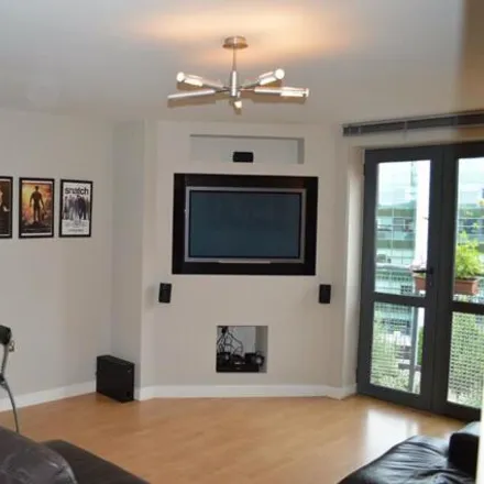 Buy this 2 bed apartment on 5 City Walk in Leeds, LS11 9BJ