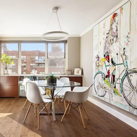 Image 2 - 233 East 70th Street, New York, NY 10021, USA - Apartment for sale