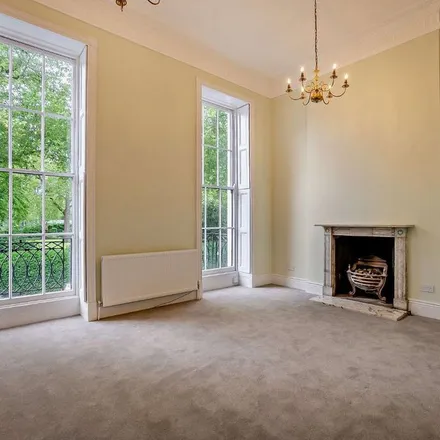 Rent this 5 bed townhouse on St George's Gardens in Westking Place, London