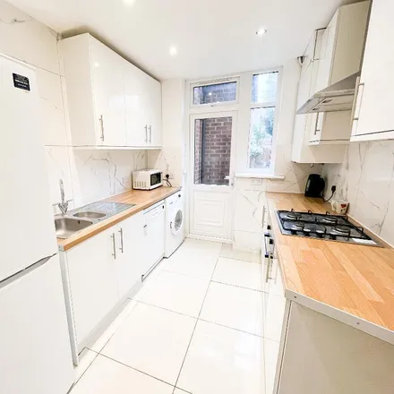 Image 2 - Waldorf Place, Llanvanor Road, Childs Hill, London, NW11 8DN, United Kingdom - House for rent