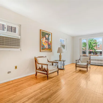 Image 8 - 25-01 88th Street, New York, NY 11369, USA - House for sale