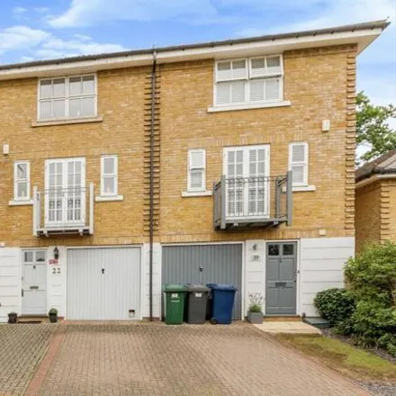 Image 1 - 22 Hampton Close, London, N11 3PR, United Kingdom - Townhouse for sale