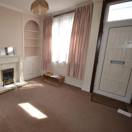 Image 2 - Raymond Road, Leicester, LE3 2AS, United Kingdom - Townhouse for rent